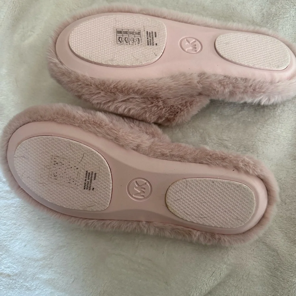 Beautiful 	
Alexis Faux-Fur Slipper, only wore once inside the home. - Picture 3 of 3